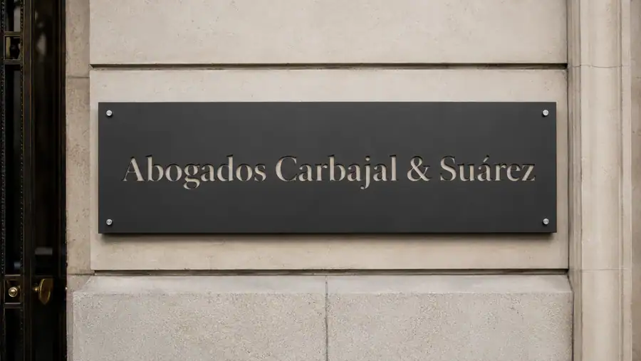 Rótulo de bandeja en dibond con letras caladas e iluminadas para Abogados Carbajal & Suárez en Oviedo