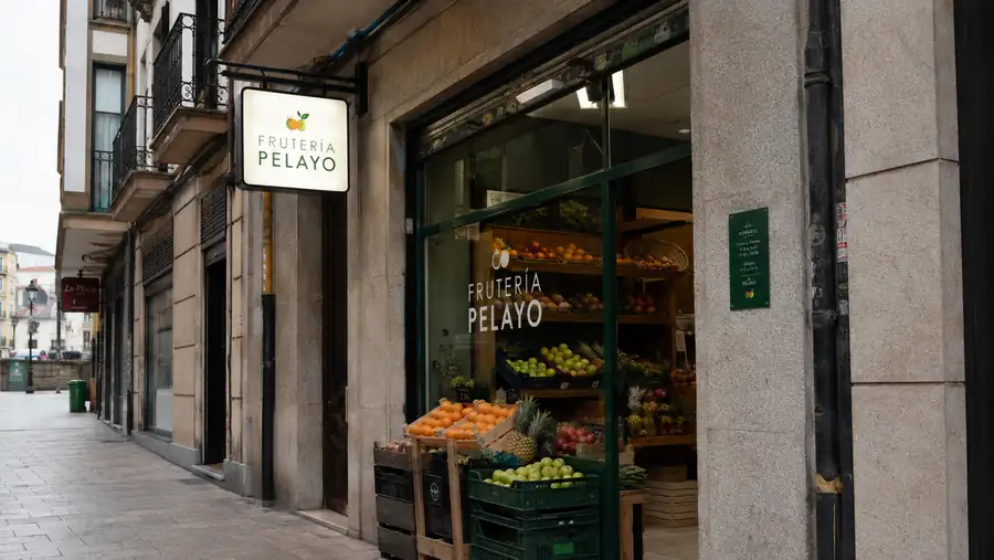 Banderola perpendicular de la frutería Pelayo en una calle de Oviedo, fabricada por Pingraf