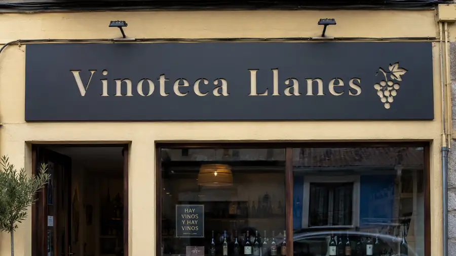 Rótulo de composite con letras caladas de la vinoteca de Llanes, fabricado por Pingraf