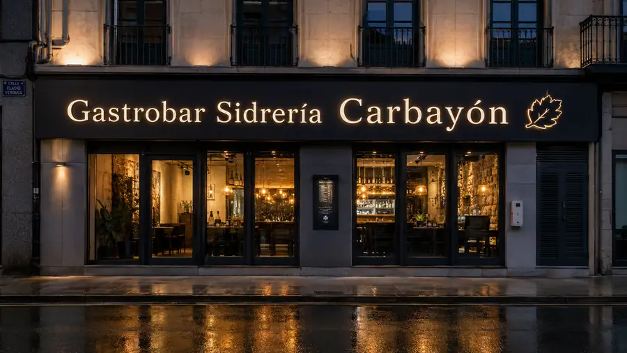 Rótulo de composite calado y retroiluminado de noche en El Carbayón, fabricado por Pingraf