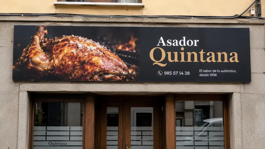 Panel de composite plano impreso a todo color del asador Quintana, fabricado por Pingraf