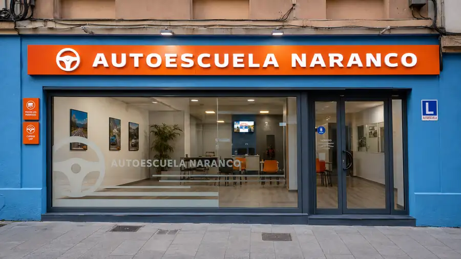 Rótulo de fachada de Autoescuela Naranco fabricado e instalado por Pingraf en Asturias