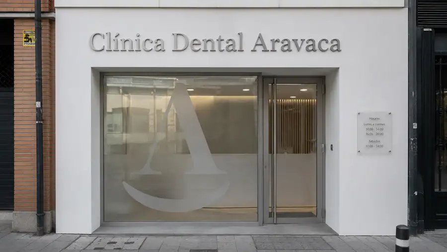 Rótulo de fachada de una clínica/oficina rotulada por Pingraf en Oviedo