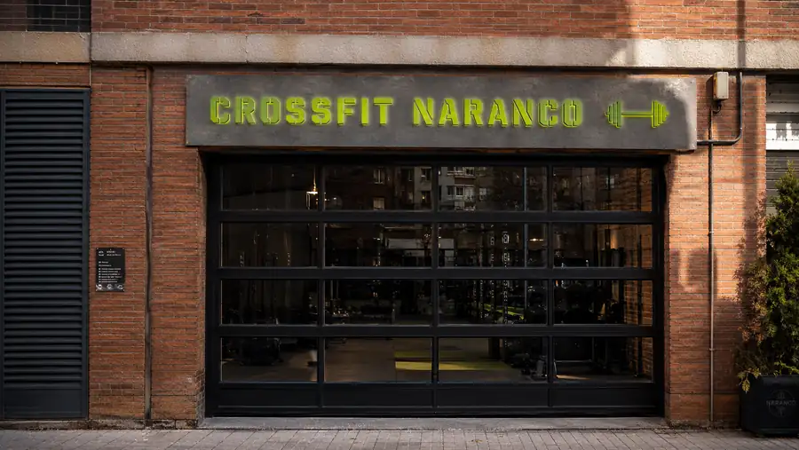 Rótulo de fachada de Crossfit Naranco fabricado e instalado por Pingraf en Asturias