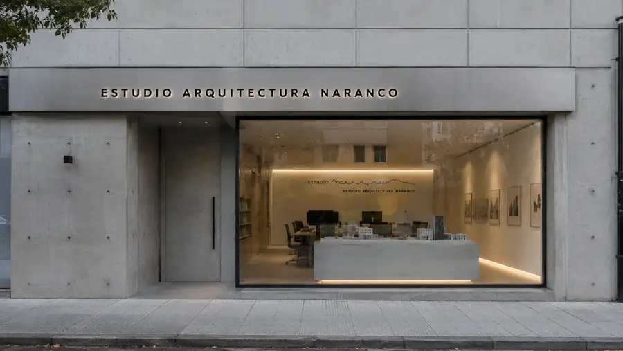 Rótulo de fachada de Estudio Arquitectura Naranco fabricado e instalado por Pingraf en Asturias