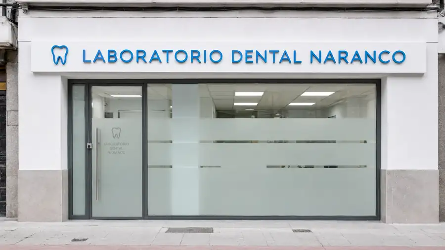Rótulo de fachada de Laboratorio Dental Naranco fabricado e instalado por Pingraf en Asturias