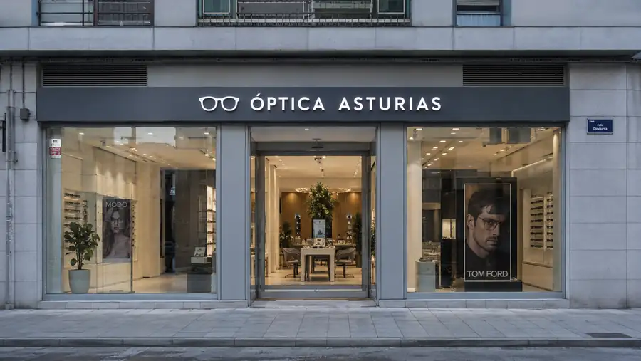 Rótulo de fachada de Óptica Asturias fabricado e instalado por Pingraf en Asturias