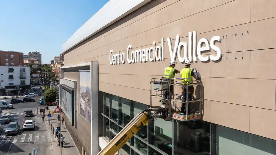 Instalación de un rótulo de fachada con plataforma elevadora en Asturias
