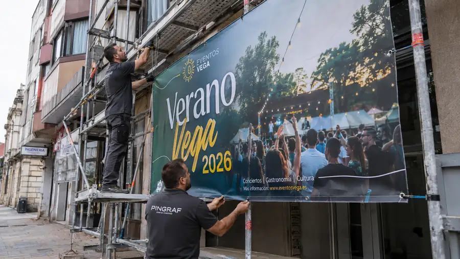 Instalación de una lona promocional de gran formato para un evento, por el equipo de Pingraf