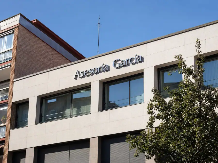 Letras corpóreas sin iluminación en la fachada de la asesoría García