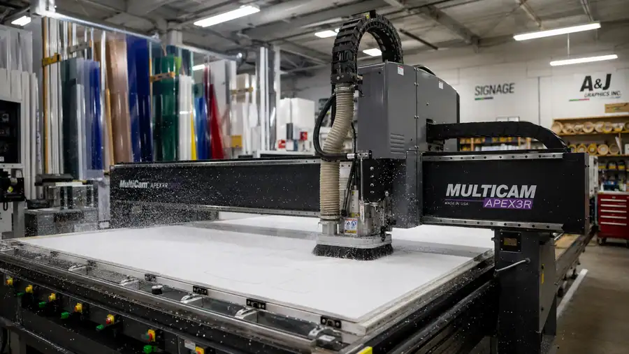 Máquina CNC trabajando en el taller de rotulación de Pingraf en Oviedo