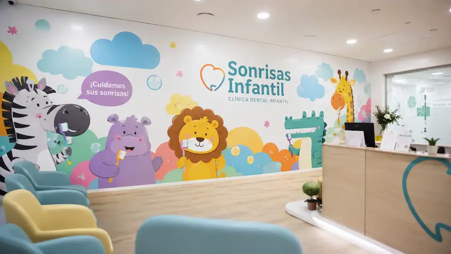 Mural de vinilo impreso en gran formato cubriendo la pared de una clínica