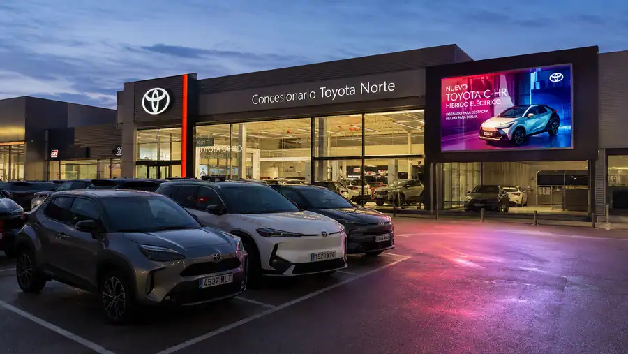 Pantalla LED publicitaria a todo color instalada en Toyota Norte