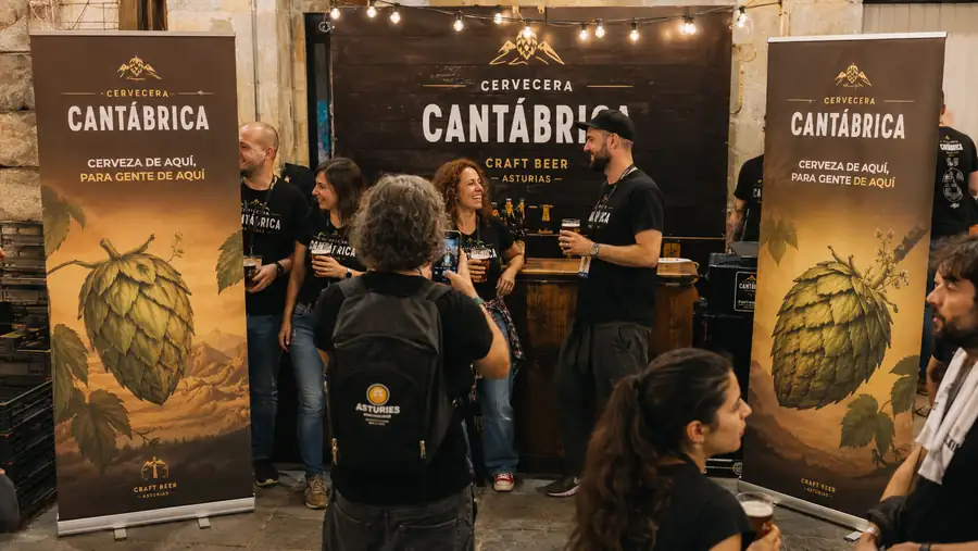 Roll-up enrollable de la Cervecera Cantábrica en un stand de evento, impreso por Pingraf