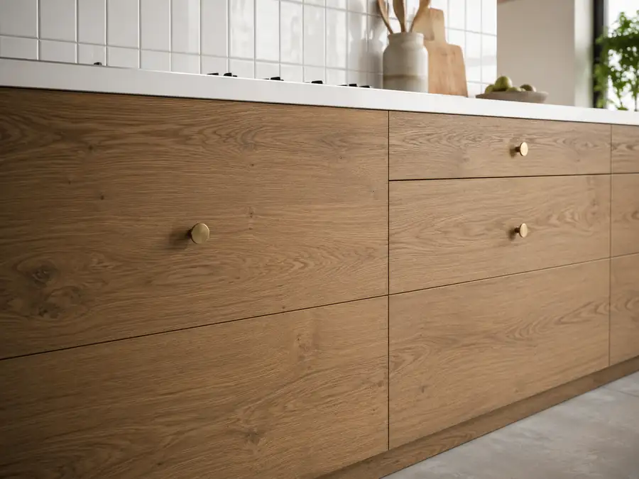 Frente de cocina renovado con vinilo arquitectónico de efecto madera por Pingraf en Oviedo