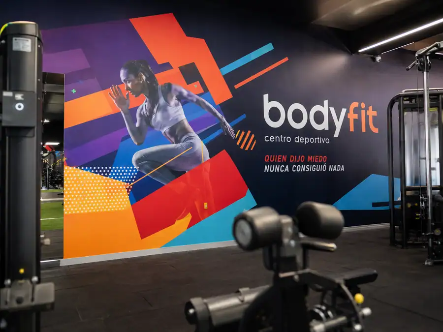 Vinilo impreso a todo color instalado por Pingraf en la pared de un gimnasio
